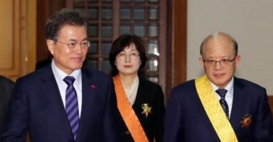 문 대통령, 박한철·이정미에 서훈…