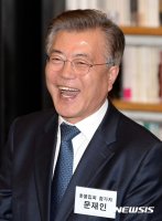 밝게 웃는 문재인 전 대표