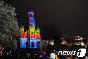 오색빛으로 빛나는 전주 전동성당