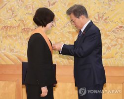 문 대통령, 이정미 전 헌법재판관에게 청조근정훈장 수여