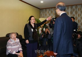 외교부 1차관에게 호통 치시는 이용수 할머니[포토]