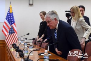 着席するティルロスン米国務長官