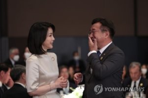 김건희 만난 윤호중 &apos;화기애애&apos;..野지지자들 뿔났다