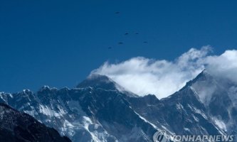 에베레스트 정상 가까이서 미세플라스틱 발견…등산복 재질