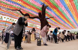 "코로나 극복 기도합니다".. 부처님 오신 날 합장