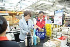 식품의약품안전처, 김승희 식약처장 신촌 마트 등 현장 방문 [식품의약품안전처엔]
