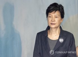 [속보]박근혜 '징역 24년·벌금 180억원' 선고