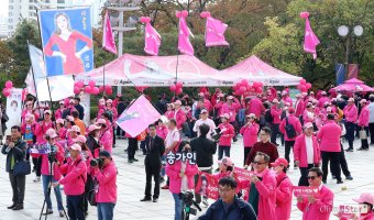 [오마이포토] 핑크빛으로 물들은 송가인 첫 콘서트