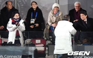 [사진]문재인 대통령과 악수 나누는 아베 총리