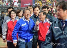 [フォト] プロ野球韓国シリーズ光州で始球したムン・ゼイン大統領