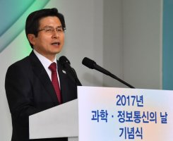 '과학·정보통신의 날' 기념식 인사말을 하고 있는 황교안