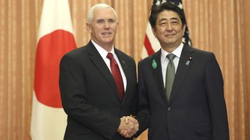 日本Abe-アメリカペンス副統領, 対北共助確認..