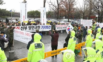 전동성당 앞에 모인 고엽제전우회원들