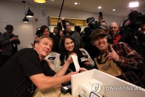 캐나다 마리화나 합법화 첫날 구매자들 환호성.."국가적 실험"