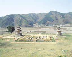 국보 제112호 경주 감은사지 동ㆍ서 삼층석탑(慶州 感恩寺址 東ㆍ西 三層石塔)