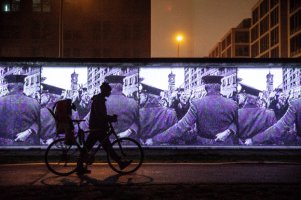 베를린 장벽 붕괴 30주년.. 스크린에 투영된 그날의 역사
