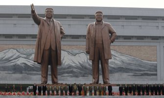 평양 만수대의 김일성 김정일 부자 동상
