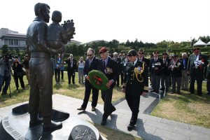 'Moment To Be one, Turn Toward Busan'