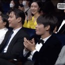 청룡영화상 뉴진스 축하무대 배우들 반응.gif 이미지