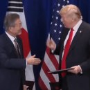 문재인 대통령에게 만년필 선물하는 트럼프대통령 이미지