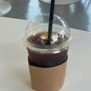 도서관 마당에서 가을 숲 캠핑 이미지