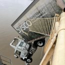 3월 1일 미국 오하이오 강 다리에 간신히 걸쳐진 트럭 이미지