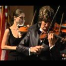 파가니니 '마녀들의 춤' 의 작품 가운데 '사랑의 장면'이란 곡이 있는데 이것은 바이올린 G선과 E선만으로 연주되는 곡으로서 이 두 줄 이미지