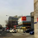 맥도날드 앞 버스정류장 이미지