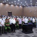 베트남 관리, COVID 비행 뇌물 혐의로 재판을 받다 이미지