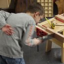 어린이들을 위한 woodworking 교실 이미지