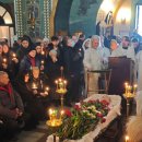 나발니의 장례식을 위해 수천 명이 모스크바 교회에 모였다 이미지