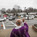 미국 일부 교회와 성당 주차장 예배 이미지