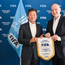 [공홈] 정몽규 회장, 파리서 인판티노 FIFA 회장과 만나…자서전도 선물 이미지