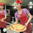 북한의 피자 가게 모습과 북한 종업원 미모 이미지