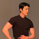 훤칠한 미모 김우빈, ♥신민아와 결혼 후 물올랐네…터질듯한 팔근육은 덤 이미지