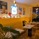 카페 음료와 디저트 이미지