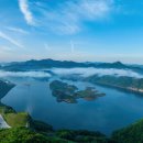 "420m 아찔한 다리 위에서 본 뷰"…유럽 감성 정원 부럽지 않은 5월 임실 붕어섬 산책로임실 옥정호 붕어섬, 5월의 꽃과 호수가 빚 이미지
