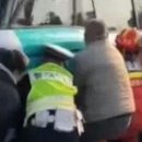 중국 무인택시 첫 대형 사고… 차량 밑에 깔려 2명 중상﻿ 이미지