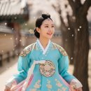 벚꽃 날리는 날, 한복의 단아한 아름다움 이미지
