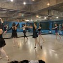 성인 발레스트레칭 이미지