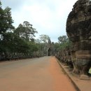 앙코르톰 남문은 불교의 사대천왕 문과 같은 것 같으며 이문을 통과하여 바이온 사원과 바프론 사원으로 감 이미지