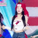 오늘자 쇼음악중심에서 특이한 모자를 쓰고 무대를 한 오마이걸 아린.gif 이미지