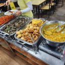 돼지갈비 튀기는 남자 이미지