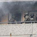 독일 서부 아파트 '안티백서' 소행 폭발로 경찰·소방관 12명 부상 이미지