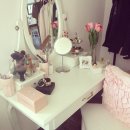 화장대 [dressing table] 화장할 때에 쓰는 기구, 온갖 화장품을 올려놓거나 넣어 둔다. 이미지