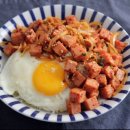 스팸과 리챔으로 간단하지만 맛있는 덮밥을 만들어보세요. 이미지