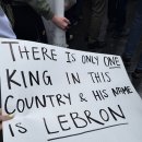 미국 시위 문구 &#34;이 나라에는 오직 하나의 왕만이 존재하며..&#34; 이미지