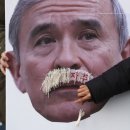 US envoy say it's his mustache; South Koreans say otherwise 이미지