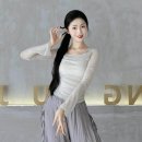 고전무용 | 무대 위에서 빛나는 여성 현대무용 연습복 이야기