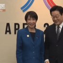 태극기 앞에 목례 후 앉으시는 일본 총리 이미지